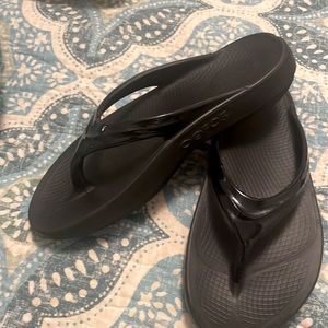 OOFOS OOlala Women's Luxe Sandal 9